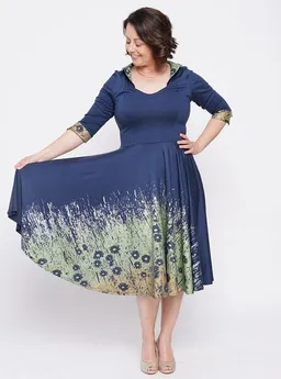 Peaces.bio - handbedruckte Biomode Peaces.bio - handbedruckte Biomode Tanzkleid Wiesengemälde in Nachtblau – Produktbild 1 von 1