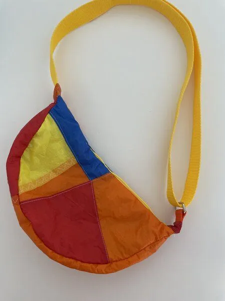 Skrabak Skrabak Upcycling-Bauchtasche aus Segeltuch (handgefertigte Unikate), Gelb-orange-rot-blau, – Produktbild 2 von 4