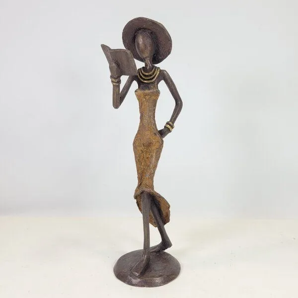 Moogoo Creative Africa Moogoo Creative Africa Bronze-Skulptur "Femme avec livre et chapeau" by Soré | verschiedene Größen und Farben, Braun, – Produktbild 1 von 3