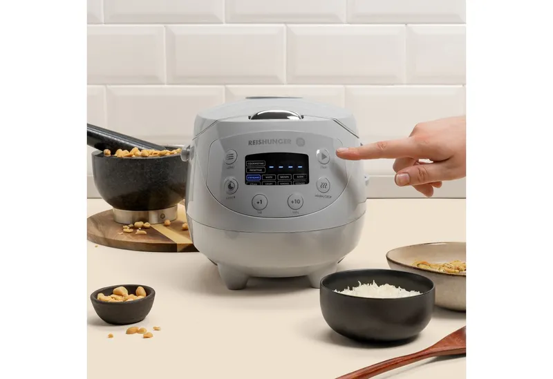 Reishunger Reishunger Reiskocher Digital Mini – 0,6 L – Multikocher – 8 Programme – Keramikbeschichtung, 350 W, Dämpfeinsatz, Messbecher, Reislöffel, Timer- und Warmhaltefunktion, Weiß, – Produktbild 5 von 5