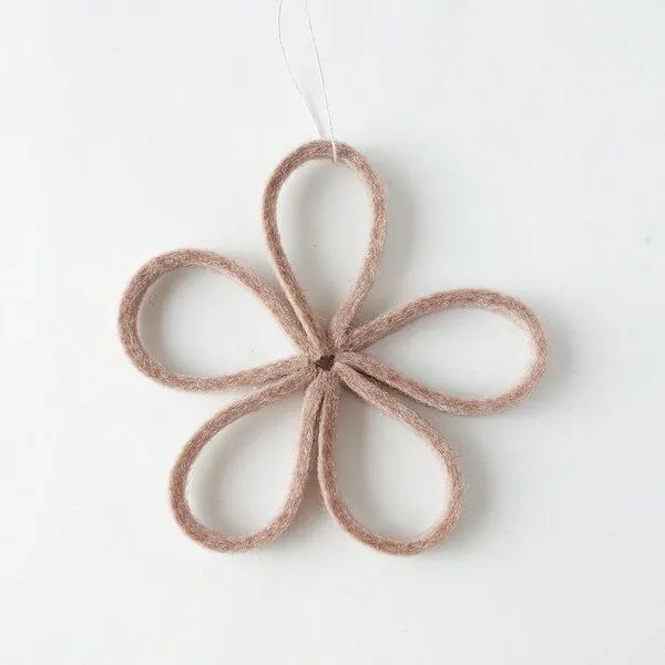 matilda k. manufaktur matilda k. manufaktur minimalistische zarte Filzblüten 'flora' – zeitlose Dekoration in vielen wunderschönen Farben, Rosé, – Produktbild 1 von 4