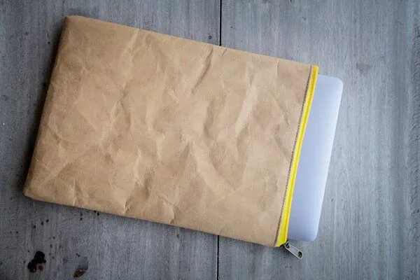 BY COPALA BY COPALA Gefütterte 13–14 Zoll Laptoptasche aus waschbarem Kraftpapier (Vegan-Leder-Optik) mit gelbem Zipper – wasserabweisende Hülle für MacBook, Dell, HP, Lenovo – Produktbild 2 von 4