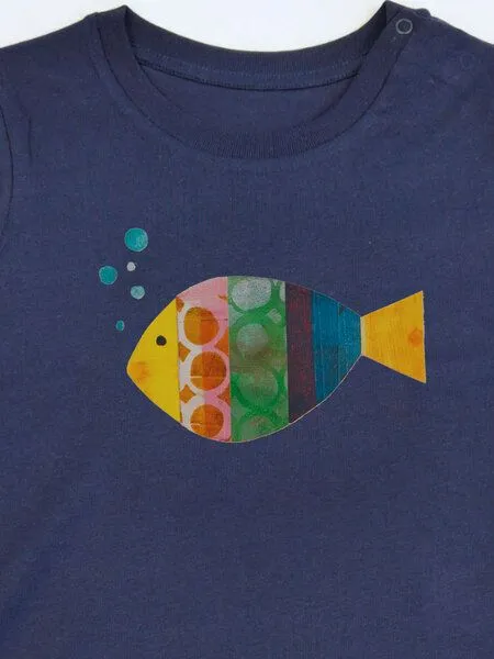 MelaDi MELAdi Kinder Baby-Shirt aus Biobaumwolle - Fisch auf Navy Blue Kopie – Produktbild 4 von 4