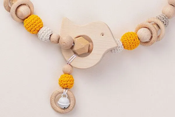 NoniKids Berlin NoniKids Berlin Kinderwagenkette Holz *Vogel Glocke* 2 Farben | Bio Baumwolle, Gelb/grau, – Produktbild 3 von 4