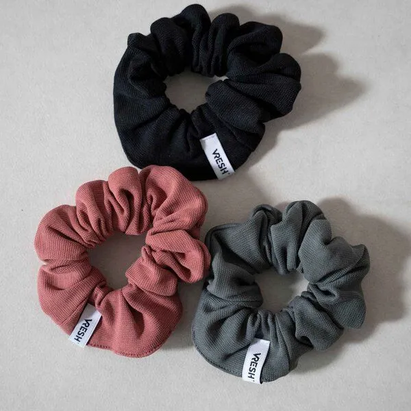 Vresh Clothing Vresh Clothing Ava - Scrunchie aus Biobaumwolle, Schwarz, – Produktbild 4 von 4