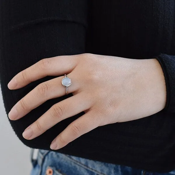 Eppi Eppi Goldener Ring mit Cabochon Mondstein Sophia, Weiss, – Produktbild 2 von 3