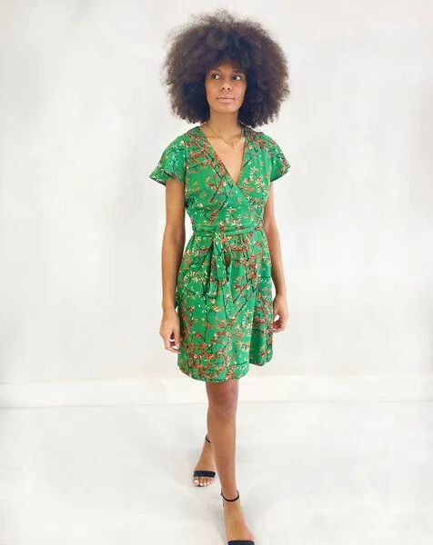 Aatise Aatise Wickelkleid mit Schmetterlingsärmeln Zuras, 100% EcoVero grüner Druck, Grün, – Produktbild 2 von 4