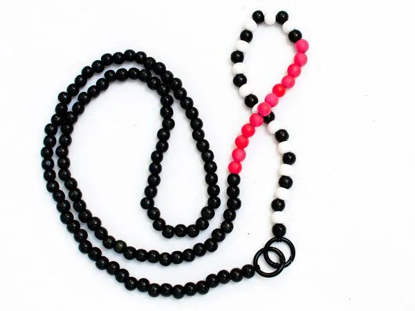 renna deluxe renna deluxe Handykette aus Holzperlen, Crossbody lang, Neon pink, – Produktbild 4 von 4