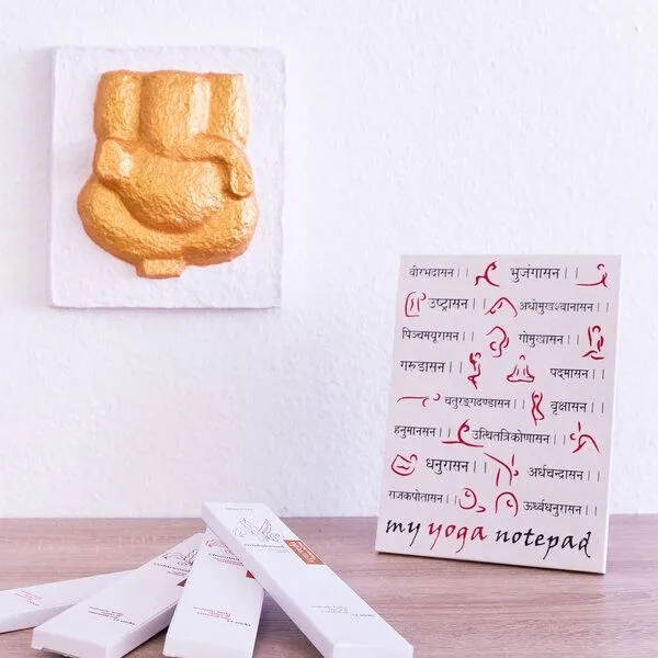 Sundara Sundara Deko Relief-Wandbild – Weiß/Gold mit Aufhänger – Produktbild 4 von 4