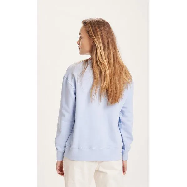 KnowledgeCotton Apparel KnowledgeCotton Apparel Sweatshirt - DAPHNE basic badge sweat - aus Bio-Baumwolle, Blau ( chambray blue), – Produktbild 2 von 3