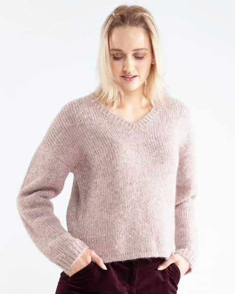 Alma & Lovis Alma & Lovis Pullover mit V-Ausschnitt aus Suri-Alpaka | Suri V-Neck Pullover, Rosa, – Produktbild 1 von 4