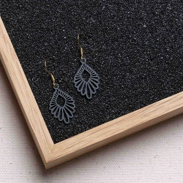 feinformart feinformart Ohrringe aus Holz - Mindful mini, Schwarz, – Produktbild 3 von 4