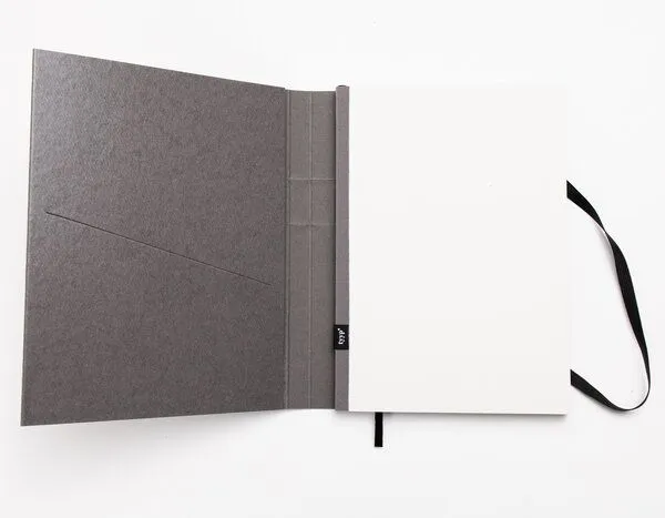 tyyp tyyp Notizbuch A5 Schweizer Broschur – 100% Recyclingpapier, Carbon-grau, – Produktbild 2 von 4