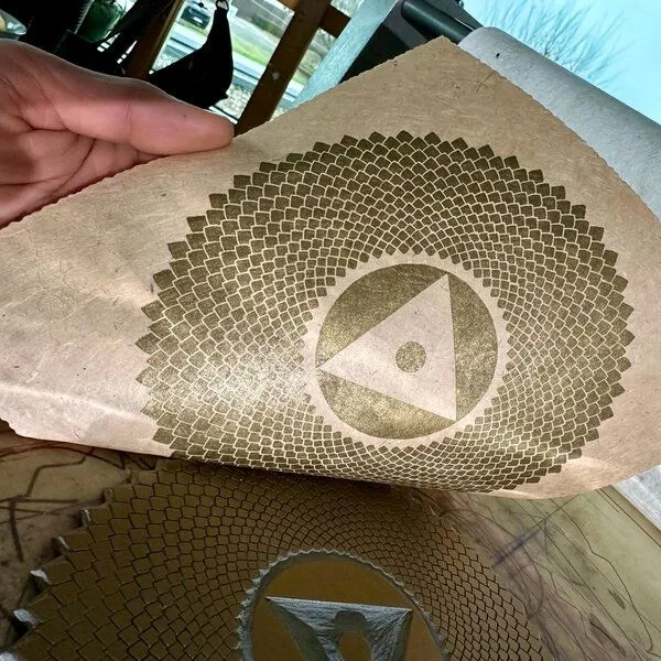 Veskor Cassiopeia Veskor Cassiopeia SAHASRĀRA Chakra-Meditations-Linoldruck | 22 × 22 cm | Gold auf Rosenholz – Produktbild 3 von 4