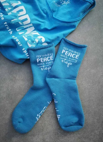SPARKLES OF LIGHT SPARKLES OF LIGHT SPREADING PEACE Unisex Plüschsocken aus Biobaumwolle, Blau, – Produktbild 3 von 4