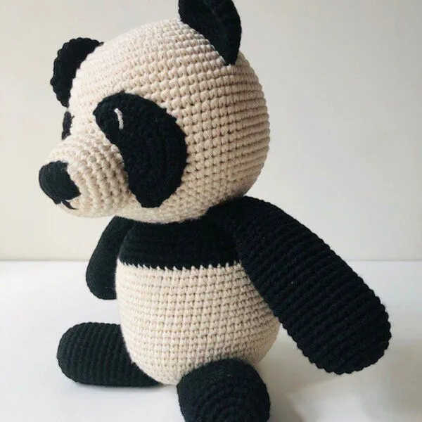Luna-Leena Luna-Leena Pandabär Kuscheltier – Schwarz-Weiß – handgehäkelt aus Bio-Baumwolle – Produktbild 2 von 3