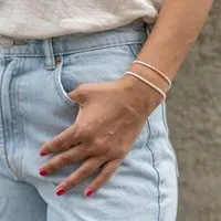 juni juni Sommer Armbänder Set - vegane Perlenarmbänder cremeweiß mit Koralle farbenen Kristallen – Produktbild 1 von 1