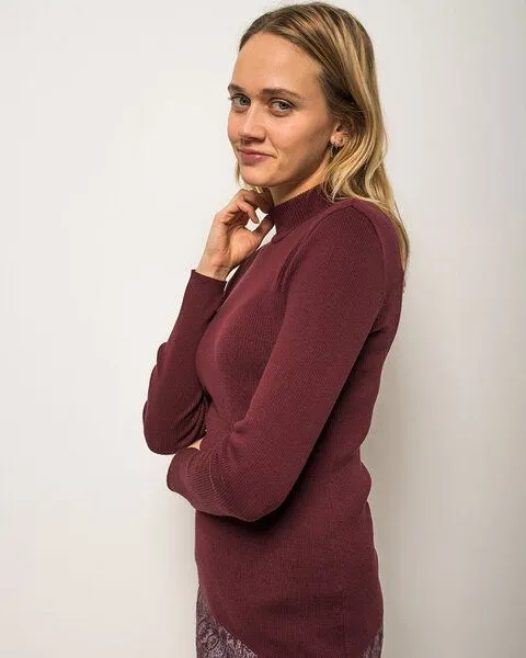 Alma & Lovis Alma & Lovis Rollkragen-Pullover aus Bio-Baumwolle | Rolli, Zinfandel (bordeaux), – Produktbild 2 von 4