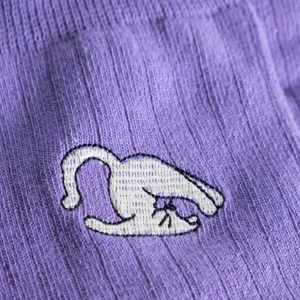 Dedicated DEDICATED Knivsta Yoga Cat - Unisex Socken mit YOGA Katzen Motiv, Lila, – Produktbild 2 von 2