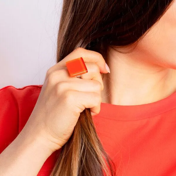 ALEXASCHA ALEXASCHA Geometrischer Statement Ring aus Glas PUREFORM, Orange, – Produktbild 3 von 4
