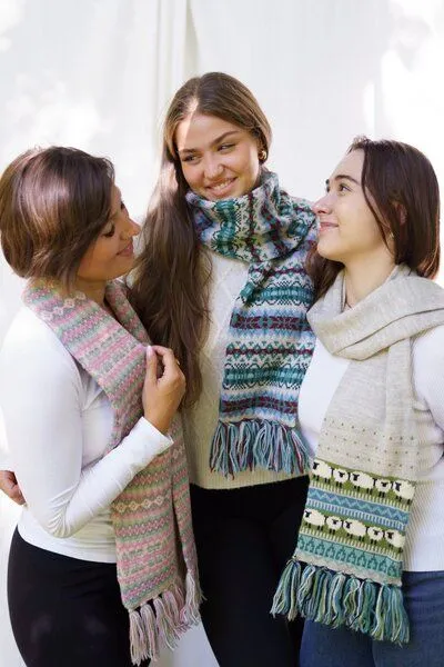 Haus of Namaste Haus of Namaste Handgefertigter Fair-Isle-Schal aus 100 % Lammwolle: Winterschal in Pink und Grün | Hergestellt in Nepal | Nachhaltig, fair und ethisch. – Produktbild 4 von 4