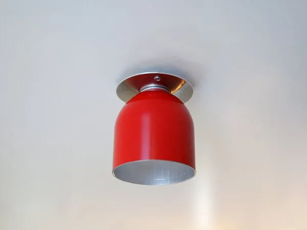 werkvoll by Lena Peter werkvoll by Lena Peter Recycling Feuerlöscher-Deckenleuchte FIRELIGHT, Rot, – Produktbild 2 von 5