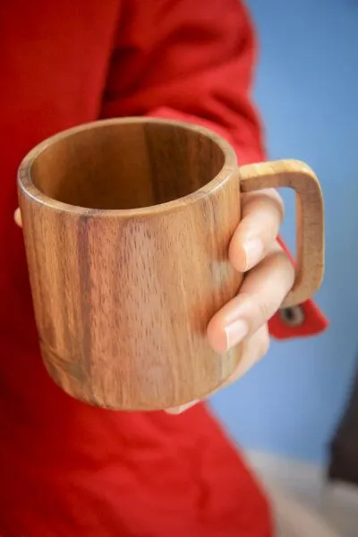 BY COPALA BY COPALA Kaffeetasse aus Holz, handgefertigter Becher aus Akazie, Cappuccino Tasse – Produktbild 2 von 4