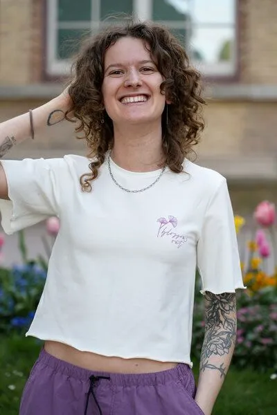 Vivien Joy Vivien Joy Florales Crop-Shirt mit Rückenausschnitt - Blossom Out T-Shirt, Weiß-flieder, – Produktbild 3 von 4