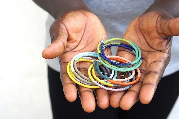 Global Mamas Hoop & Kreole Ohrringe - 6cm - Global Mamas, Peach (orange), – Produktbild 3 von 4