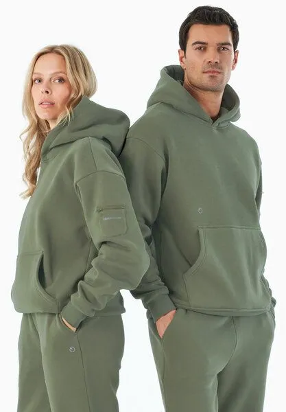 ORGANICATION ORGANICATION HARVINN | Essentials Travel Unisex Hoodie aus Bio-Baumwolle und recyceltem Polyester, Olive, – Produktbild 1 von 4