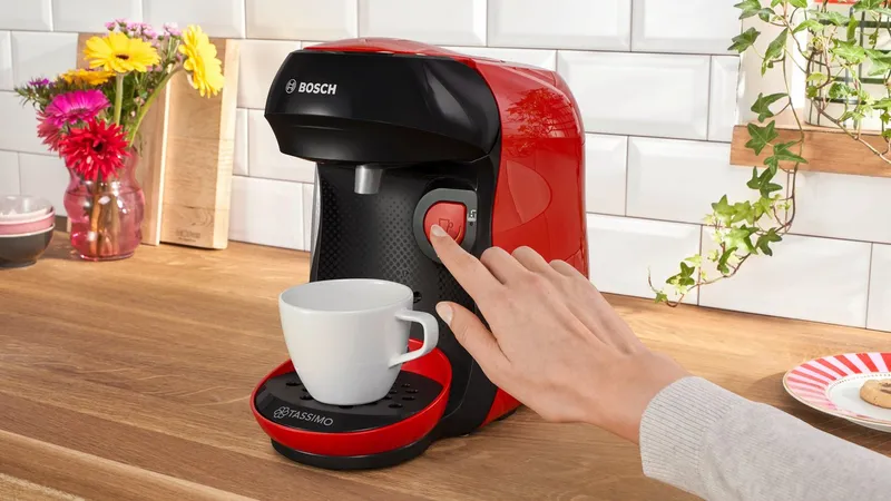 Tassimo Tassimo Kapselmaschine happy friendly TAS103E, über 70 Getränke, platzsparend, geeignet für alle Tassen, Wassertank 0,7 L, Rot, – Produktbild 1 von 5