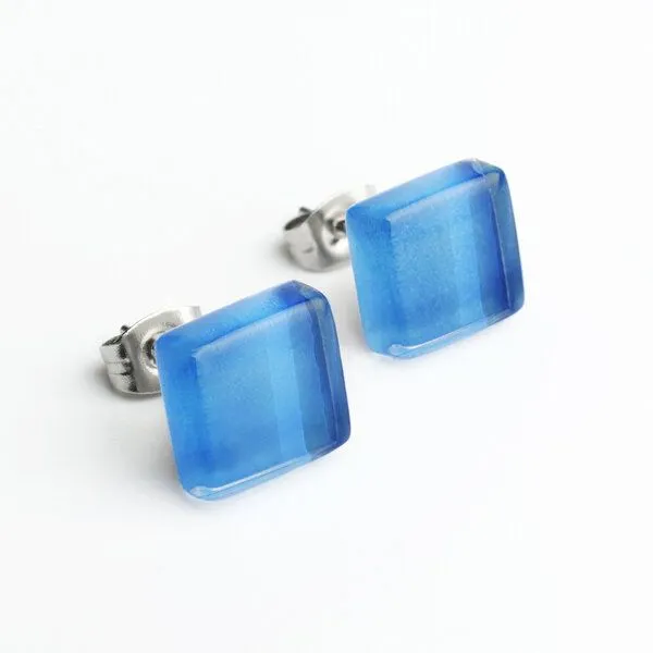ALEXASCHA ALEXASCHA Minimalistische Ohrstecker, klein, aus Glas, Azurblau, – Produktbild 1 von 4