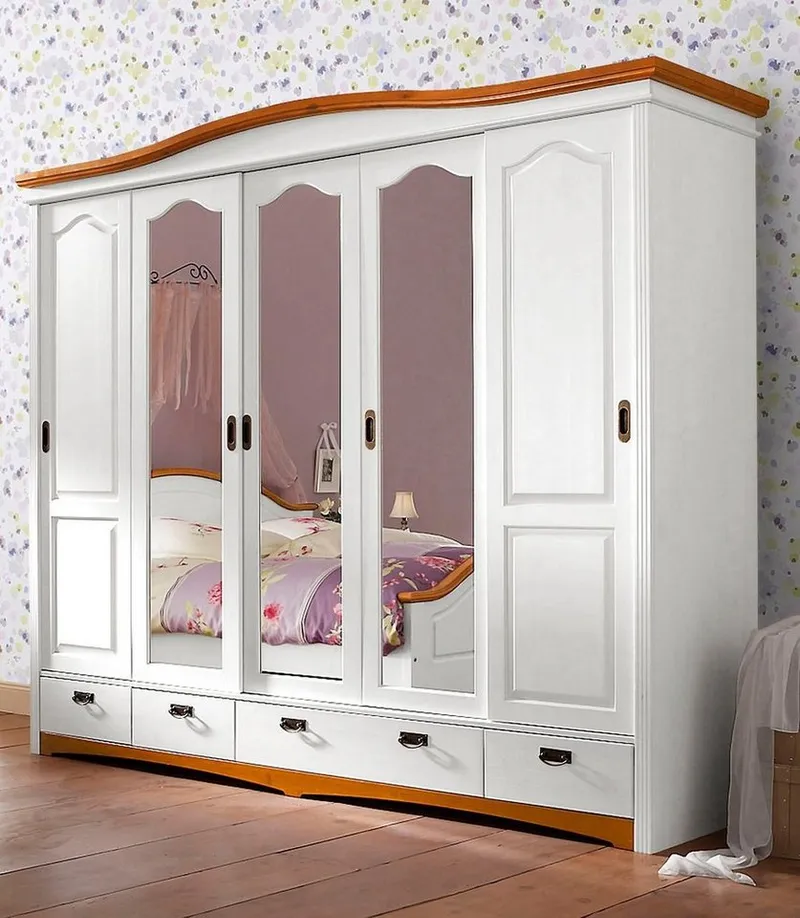 OTTO home Schiebetürenschrank Konrad, Landhausstil, rustikal, mit Schubladen + Spiegel, Kassetten (B/H/T ca. 249 cm x 207 cm x 64 cm) massive Kiefer, FSC®-zertifiziert, Messinggriffe, Weiß, – Produktbild 2 von 6