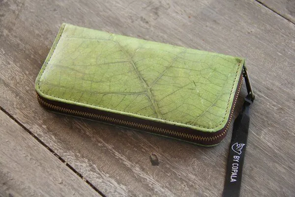 BY COPALA BY COPALA Portemonnaie aus recycelten Blättern / Nachhaltige vegane Brieftasche in grün – Produktbild 4 von 8