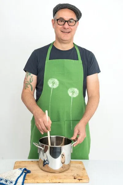 Hirschkind Hirschkind Fair-Trade & Bio-Kochschürze handgewebt grün "Pusteblumen" – Produktbild 2 von 3