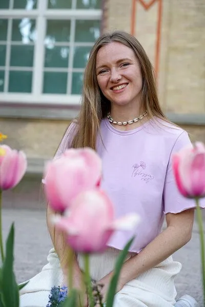 Vivien Joy Vivien Joy Florales Crop-Shirt mit Rückenausschnitt - Blossom Out T-Shirt, Flieder-flieder, – Produktbild 1 von 4