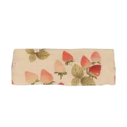 Walkiddy Baby Haarband Bio-Baumwolle GOTS Strawberry Garden rosa, weiches Stirnband für Babys & Kleinkinder, elastisch, druckfrei, verspielter Blumenprint, ideal für besondere Anlässe und den Alltag von Walkiddy – Produktbild 1 von 1