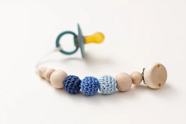 NoniKids Berlin NoniKids Berlin Schnullerkette Holz *Sternchen* 10 Farben I Bio Baumwollgarn I NoniKids, Blau, – Produktbild 2 von 4