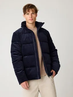 KnowledgeCotton Apparel KnowledgeCotton Apparel Wattierte Cord-Steppjacke mit hohem Kragen aus Bio-Baumwolle – Produktbild 1 von 1