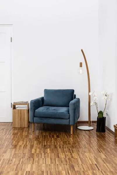 Lokaldesign Mödec UG Lokaldesign Mödec UG Stehleuchte HALM aus Eiche, Textilkabel, Weiss, – Produktbild 1 von 4