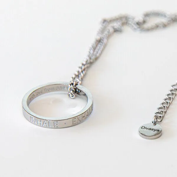 Divasya Divasya Silberne Kette mit Ring | Inhale - Exhale – Produktbild 3 von 4