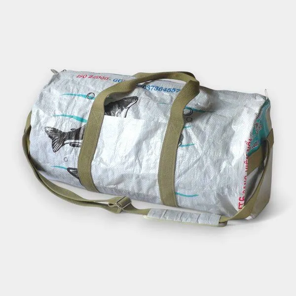 REFISHED fair fashion REFISHED fair fashion Tasche 'SPORTY BAG' - upcycelte Fischfuttersäcke, #fish weiß, – Produktbild 1 von 7