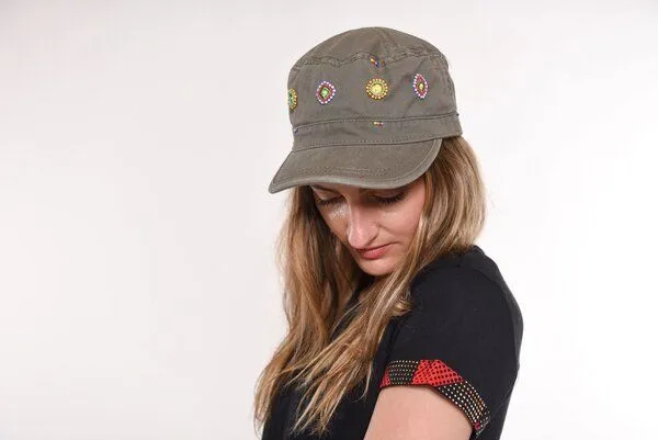 Africulture Africulture Army Caps aus Baumwolle handbestickt von Maasai Frauengruppe, Oliv, – Produktbild 1 von 2