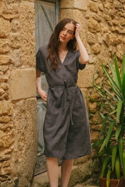 AmourLinen AmourLinen Wickelkleid aus Leinen OLIVIA, Charcoal (schwarz), – Produktbild 3 von 3