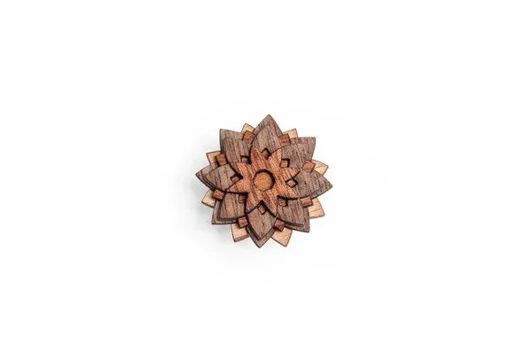 BeWooden BeWooden Brosche aus Holz African Flower – Produktbild 2 von 2