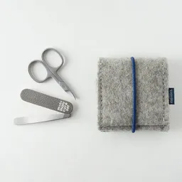 matilda k. manufaktur matilda k. manufaktur mini-maniküre-set 'ella' aus Wollfilz mit Rundgummi-Verschluß in vielen Farben – Produktbild 1 von 1