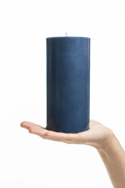 Tranquillo Handgearbeitete Stumpenkerze GLUMI dark blue, Ø 7,5 x 15 cm - blau – Produktbild 2 von 3