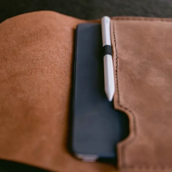 hecho. hecho. Leder Hülle mit Stifthalter iPad Air 11" & 13" & iPad Pro 10.5, 11“, 12.9“ & 13" | „Pablo“ | Handmade & Fair – Produktbild 3 von 4