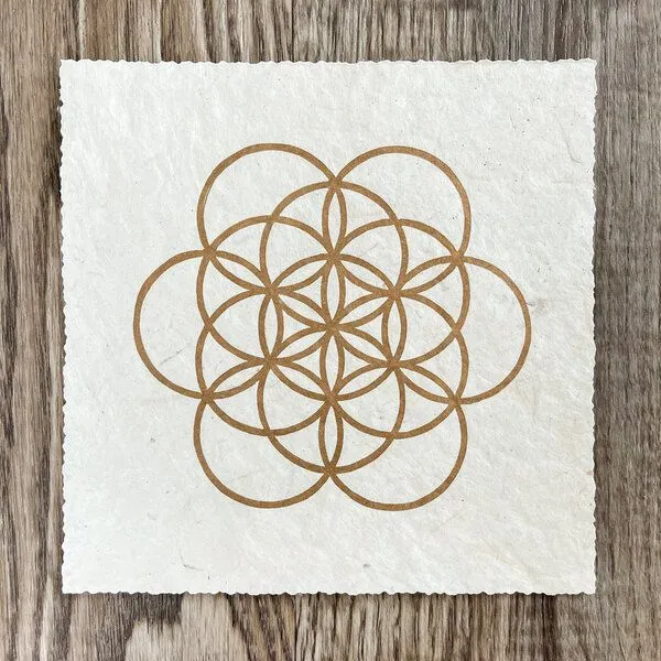 Veskor Cassiopeia Veskor Cassiopeia FLOWER OF LIFE Heilige Geometrie Linoldruck | 16 × 16 cm | Gold auf Naturweiß – Produktbild 4 von 4
