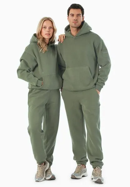 ORGANICATION ORGANICATION PARKERR | Essentials Travel Unisex Jogginghose aus Bio-Baumwolle & Recyceltem Polyester, Olive, – Produktbild 1 von 4